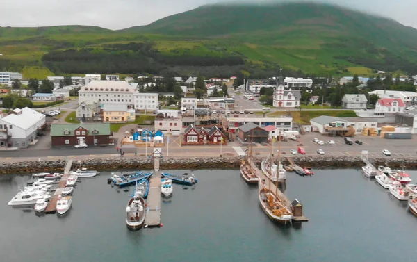 Kuzey İzlanda Husavik liman havadan görünümü, şehir fam olduğunu — Stok fotoğraf