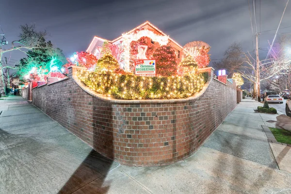 Deichhöhen, ny - 6. Dezember 2018: Weihnachtsbeleuchtung Haus Dec — Stockfoto