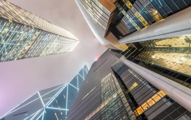 Metropolis gökdelenler gece Skyward görünümü. İş ve Corpo
