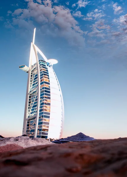 Dubaj, Uae - listopad 2015: Burj Al Arab je symbolem Dubaje — Stock fotografie