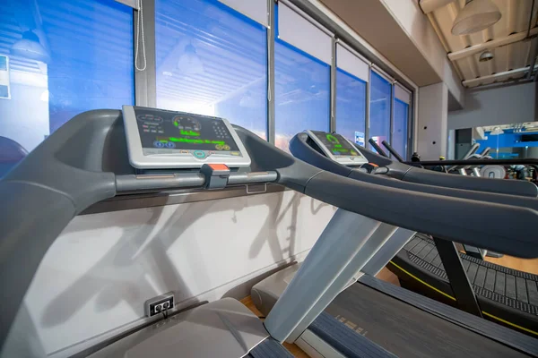 Treadmills em um ginásio. Máquinas de correr — Fotografia de Stock