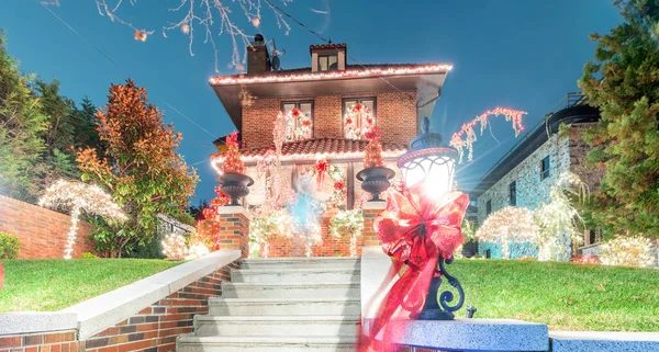 Luces de Navidad en el distrito Dyker Heights. Es el sma más lindo — Foto de Stock