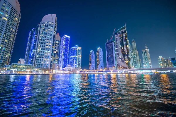 Dubai Marina linha do horizonte da noite. Edifícios e rio, Emirados Árabes Unidos — Fotografia de Stock