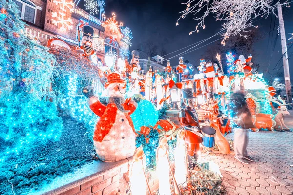 DYKER HEIGHTS, NOVA IORQUE - 6 de dezembro de 2018 - Luzes de Natal em — Fotografia de Stock