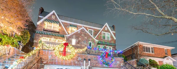 Weihnachtsbeleuchtung im Stadtteil Deichhöhen. Es ist der süßeste Sma — Stockfoto