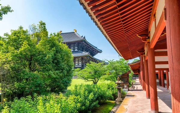 Kolommen en vegetatie in Todai-Ji tempel, Nara - Japan — Stockfoto