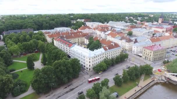 Luftaufnahmen Der Alten Kleinstadt Mit Umliegendem Wald — Stockvideo