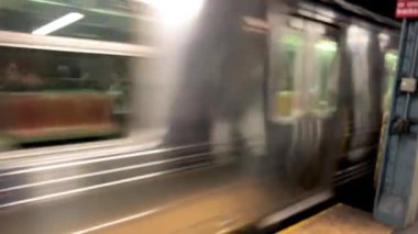 New York tren istasyonundan geçen trenin görüntüleri.