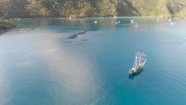 Images Panoramiques Belle Côte Avec Des Yachts — Video