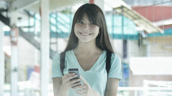 Азійська Дівчинка Підліток Школі Користується Своїм Смартфоном — стокове фото