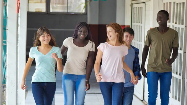 Grupo Multiétnico Estudiantes Caminando Pasillo Escuela Concepto Felicidad Ligereza — Foto de Stock