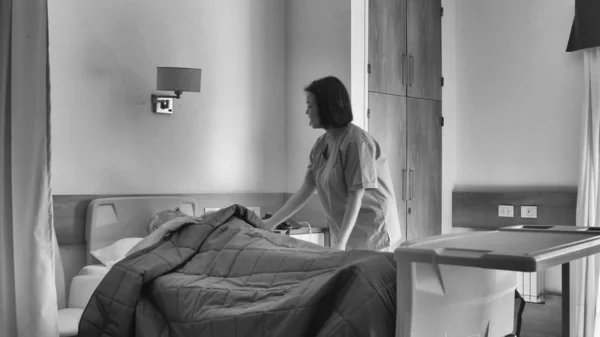Asyalı Kadın Doktor Yaşlı Hastaya Hastane Yatağında Yardım Ediyor Rehabilitasyon — Stok fotoğraf