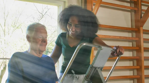 Återuppbyggnadskoncept Äldre Pensionerad Man Ett Gym Övervakas Expert Afrikansk Kvinnlig — Stockfoto