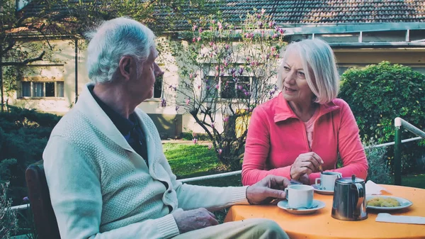 Καυκάσιο Συνταξιούχο Ζευγάρι Τρώει Πρωινό Στον Κήπο Έννοια Της Συνταξιοδότησης — Φωτογραφία Αρχείου