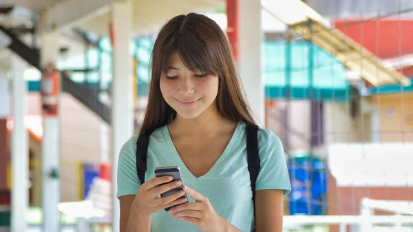 Asiática Adolescente Chica Escuela Hablando Por Teléfono — Foto de Stock