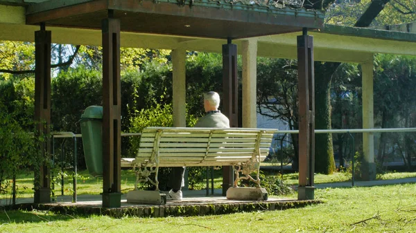 Homem Sentado Banco Parque — Fotografia de Stock