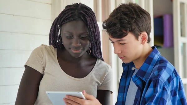 Menina Africana Conversando Escola Com Colega Escola Caucasiano — Fotografia de Stock