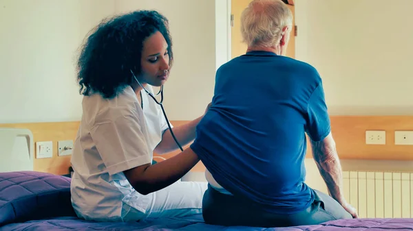 Médecine Africaine Aidant Patient Âgé Dans Lit Hôpital Utilisant Stéthoscope — Photo