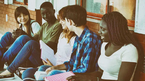 Glad Multietnisk Grupp Tonåringar Skolan Talar — Stockfoto