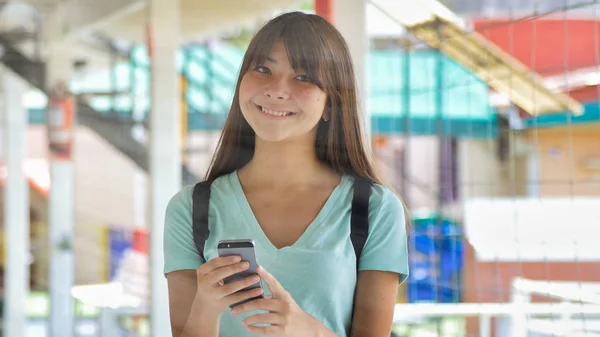 Asiática Adolescente Chica Escuela Hablando Por Teléfono — Foto de Stock