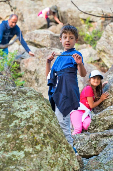 Grupo Feliz Crianças Com Pai Desfrutando Caminhadas Escalada Montanha Férias — Fotografia de Stock