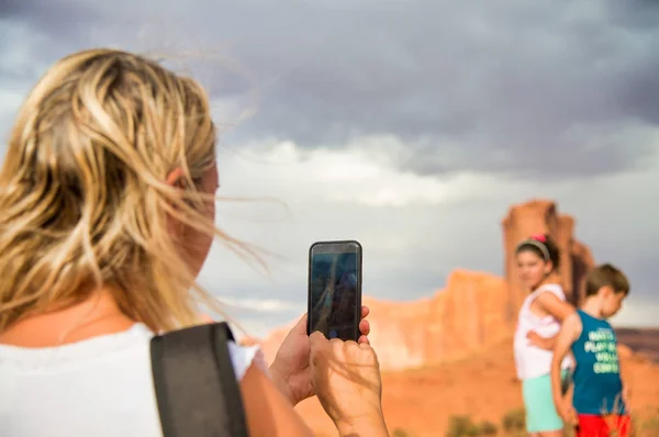 Mujer Tomando Fotos Sus Dos Hijos Mientras Visita Parque Nacional —  Fotos de Stock