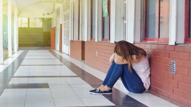 Asyalı kız okulda izole edilmiş ve zorbalık görmüş.