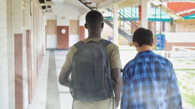 Kafkasyalı ve Afrikalı genç arkadaşlar okulda konuşuyorlar.