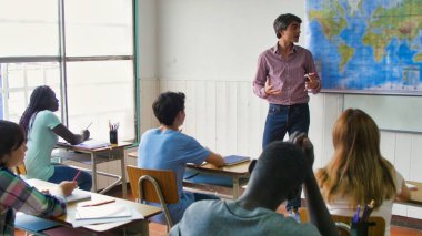 Okul sırasındaki ergen sınıfında öğretmen..