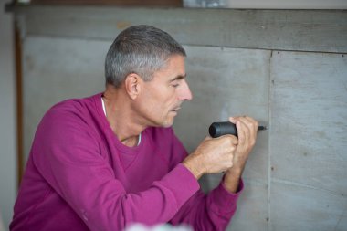 Evde matkap ve tornavida ile çalışmak.