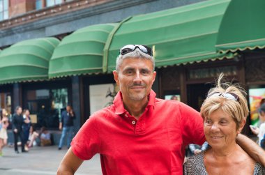 Annesiyle mutlu bir adam Londra, İngiltere 'yi ziyaret ediyor..