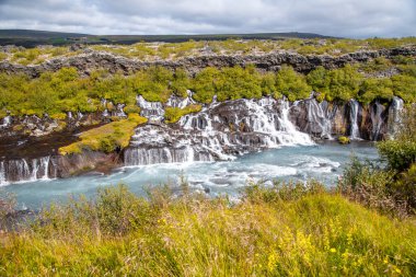 İzlanda manzarası. Yaz mevsiminde Hraunfossar Şelaleleri