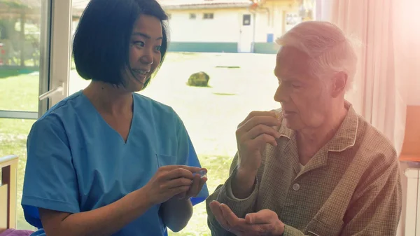 Joven Asiática Médico Ayudando Ancianos Jubilados Tomando Píldora Médica Cama —  Fotos de Stock