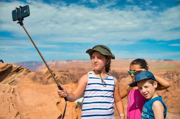 Groupe Trois Enfants Explorant Parc National Pendant Saison Estivale — Photo