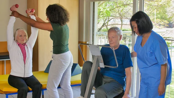 Concepto Rehabilitación Ancianos Jubilados Pareja Entrenamiento Gimnasio Supervisado Por Experto —  Fotos de Stock