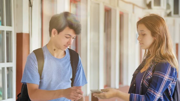 Caucasico Adolescente Coppia Slooking Smartphone Scuola Corridoio — Foto Stock