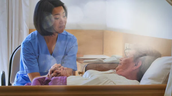 Giovane Asiatico Medico Femminile Rassicurante Anziana Donna Pensione Nel Letto — Foto Stock