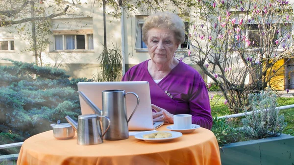 Blanke Gepensioneerde Vrouw Met Laptop Ontspannen Tuin Voor Het Ontbijt — Stockfoto