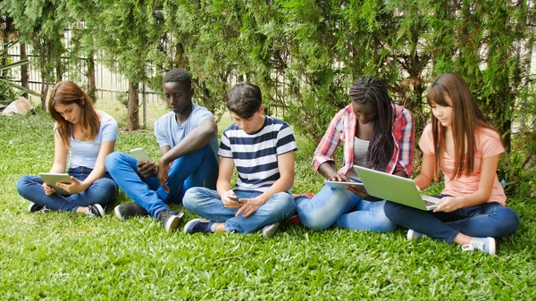 Adolescentes Tumbados Hierba Relajándose Tiempo Libre — Foto de Stock