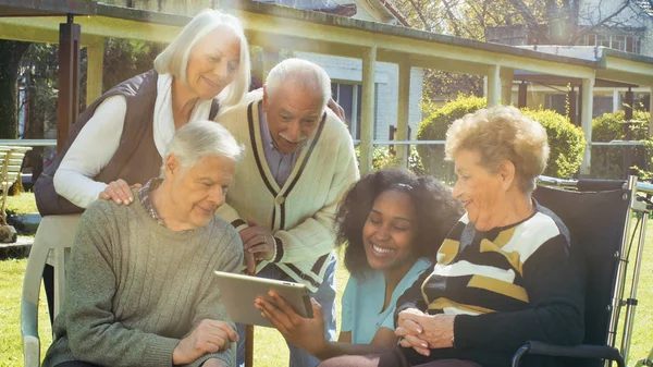 Afrikanische Krankenschwester Mit Tabletten Bei Zwei Älteren Rentnerpaaren Garten Des — Stockfoto