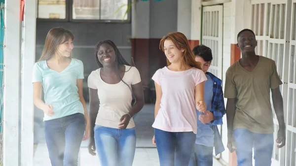 Feliz Grupo Multiétnico Adolescentes Escuela Caminando Por Pasillo Concepto Felicidad —  Fotos de Stock