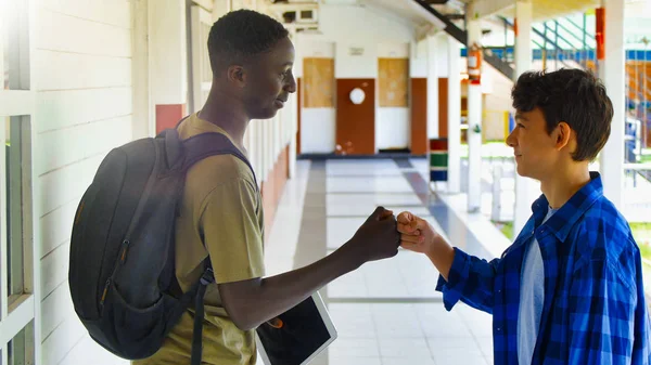 アフリカ系の少年と白人の少年が学校で会う — ストック写真