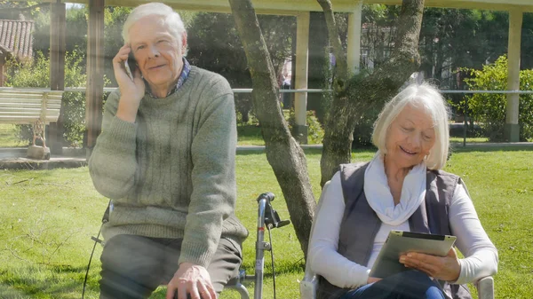 Feliz Aposentado Casal Usando Tecnologia Gadgets Livre Dia Ensolarado — Fotografia de Stock