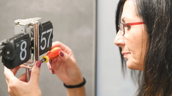 Mujer Reparando Reloj Flip Concep Negocio Precisión — Foto de Stock