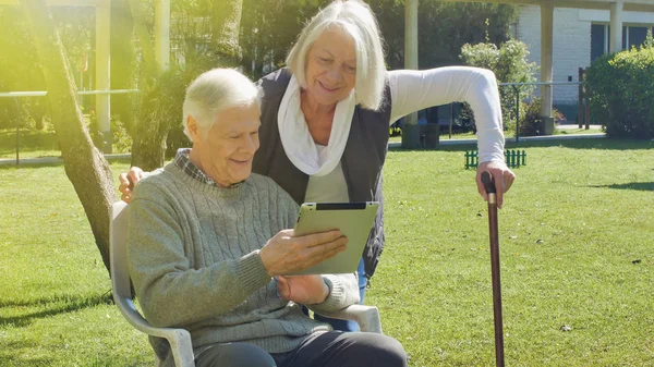 Happy Retired Couple Using Tech Gadgets Outdoor Sunny Day — Stock Photo, Image