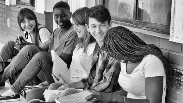 Grupo Multiétnico Estudiantes Escuela Hablando Esperando Lección Escolar — Foto de Stock