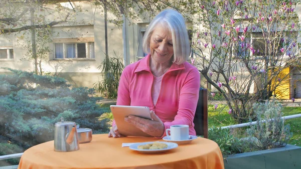 Donna Pensione Caucasica Utilizzando Tablet Relax Giardino Prima Colazione Avendo — Foto Stock