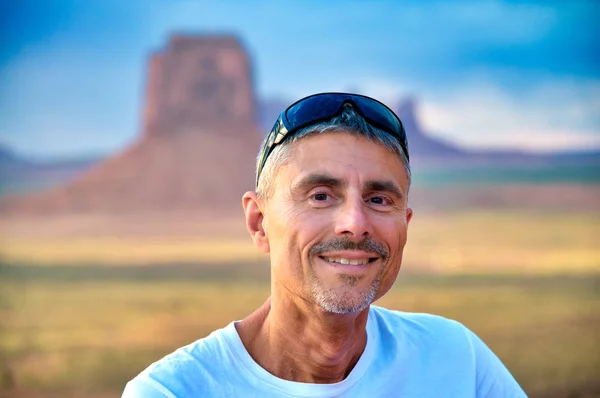 Feliz Hombre Sonriendo Disfrutando Vista Del Parque Nacional Monument Valley —  Fotos de Stock