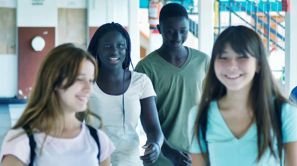Grupo Multi Étnico Feliz Adolescentes Escola Falando — Fotografia de Stock