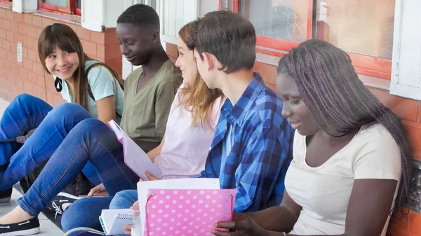 Diversidade Estudantes Conceito Felicidade Amigos Cinco Colegas Sentados Corredor Escola — Fotografia de Stock